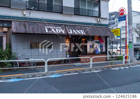 A legendary jazz bar that has been in the residential area of Shimokitazawa for a long time 124625196