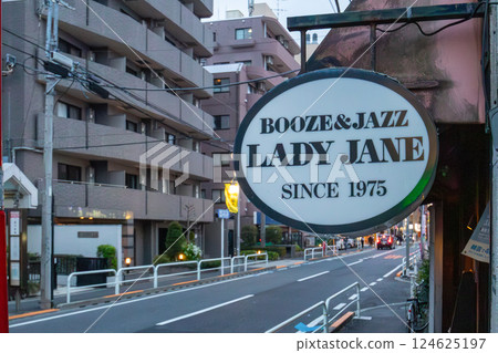 A legendary jazz bar that has been in the residential area of Shimokitazawa for a long time 124625197