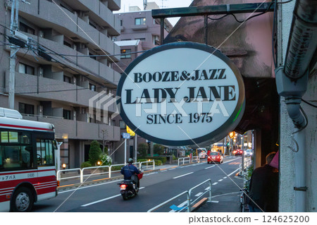 A legendary jazz bar that has been in the residential area of Shimokitazawa for a long time 124625200