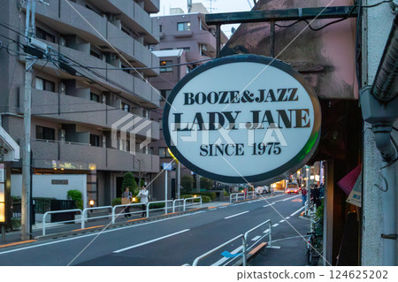 A legendary jazz bar that has been in the residential area of Shimokitazawa for a long time 124625202