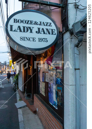 A legendary jazz bar that has been in the residential area of Shimokitazawa for a long time 124625205