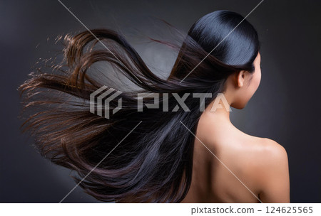 亞洲女人美麗的黑髮。 124625565