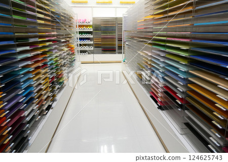 文具店裡漂亮的彩色紙架 124625743