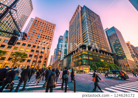 日本東京城市景觀。商人急著回家。從大手町到大手町站前十字路口的景色。丸之內在後面 124626172
