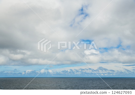 【從夏到秋的海洋大天空，天空背景與天空合成素材】 124627093