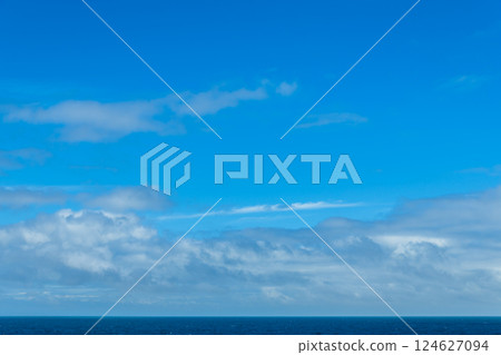【從夏到秋的海洋大天空，天空背景與天空合成素材】 124627094