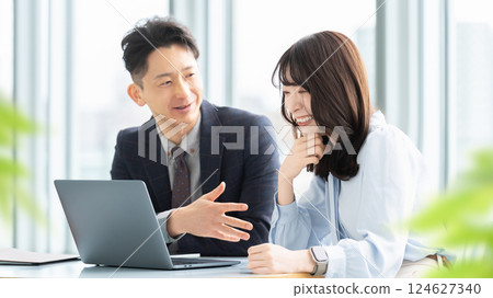 Two male and female businessmen making a meeting 124627340