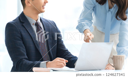 兩個男性和女性商人開會 兩個男性和女性商人開會 124627341