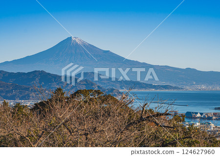 A view from the Nihondaira Yume Terrace Observation Corridor on a clear winter morning in Shizuoka City (Shizuoka Prefecture) 124627960