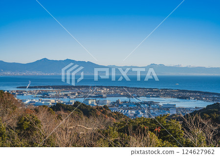 靜岡市（靜岡縣）冬日晴朗的早晨，從日本平夢露台觀景走廊望去的景色 124627962