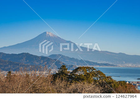 靜岡市（靜岡縣）冬日晴朗的早晨，從日本平夢露台觀景走廊望去的景色 124627964