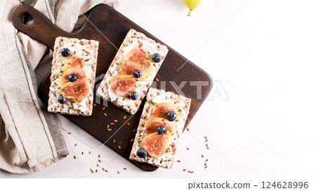 Multigrain crispread appetizer 124628996