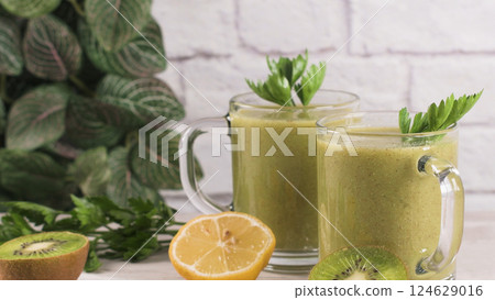 Green vegetable smoothie Green vegetable smoothie 124629016