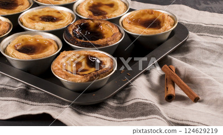 Freshly cooked egg tarts 124629219