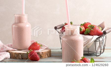 Healthy strawberry smoothie 124629260
