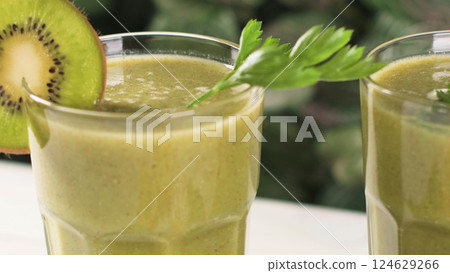 Green vegetable smoothie 124629266