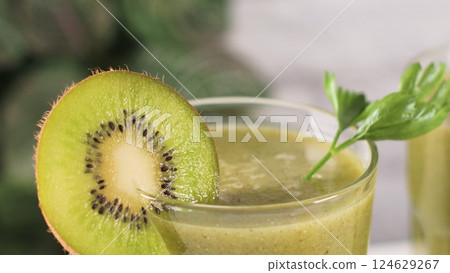 Green vegetable smoothie 124629267