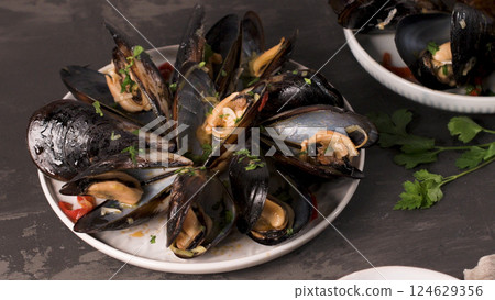 Homemade pasta spaghetti with mussels 124629356