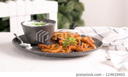 Crispy sweet potato fries 124629403