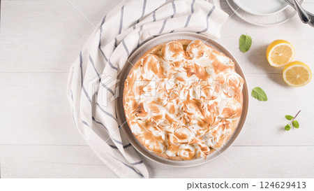 French tart with  Merengue 124629413