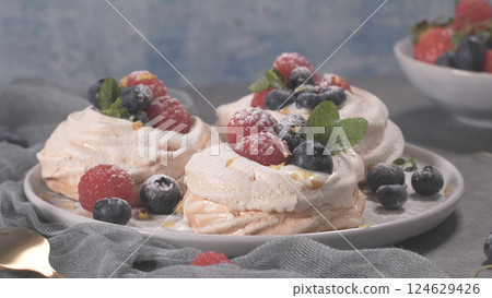 Small pavlova cakes Small pavlova cakes 124629426