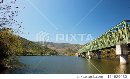 Douro valley view near the Ferradosa bridge 124629480