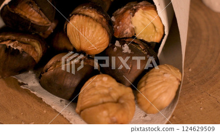 Roasted chestnuts in a paper cone 124629509