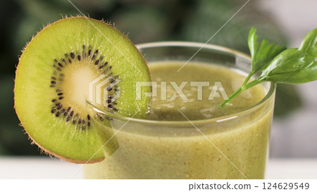 Green vegetable smoothie 124629549