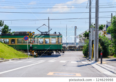 江之島電鐵經沿海鐵路道口、鎌倉、七里濱 124629998
