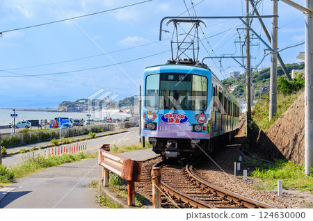 Enoshima Electric Railway passing along the coast, Kamakura, Shichirigahama to Kamakura High School 124630000