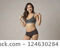 運動型的年輕女人鍛煉 124630284