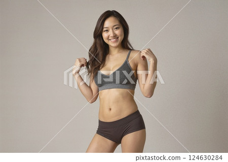 運動型的年輕女人鍛煉 124630284