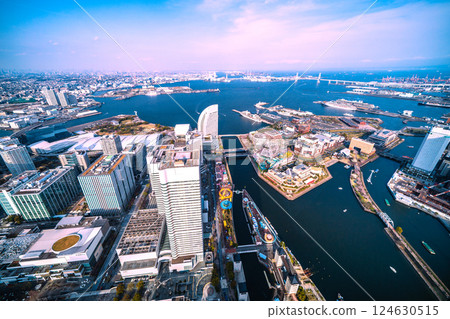 日本橫濱城市景觀，包括三艘首次抵達新光碼頭的船隻，分別是 Seabourn Quest、Asuka II 和 Noordam 124630515
