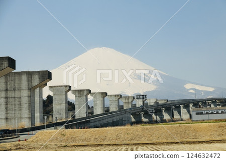 橋墩和白雪皚皚的富士山 124632472