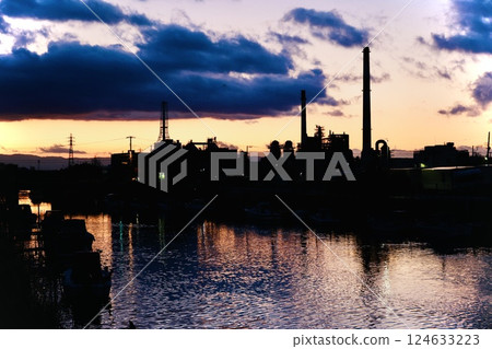 Scenery of the river dyed in the sunrise 124633223