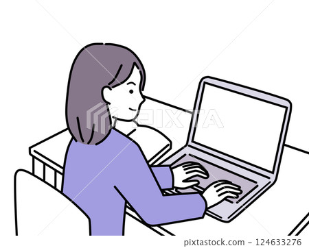 一位女士一邊在筆記型電腦上打字，一邊查看手冊 124633276