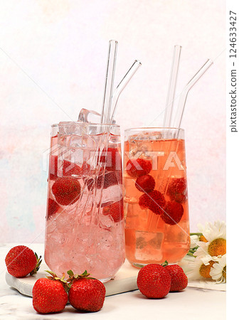 Refreshing summer homemade lemonade cocktail, strawberry iced tea with berries, mint and lemon, weight loss concept, detox water with fruit flavor on light background. healthy and natural food 124633427