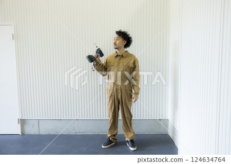 一名身穿工作服的男子穿過倉庫 124634764