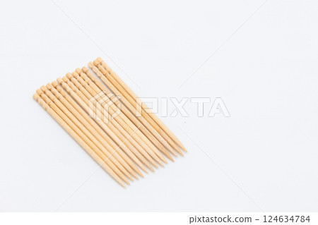 白色背景上整齊排列的牙籤 白色背景上整齊排列的牙籤 124634784