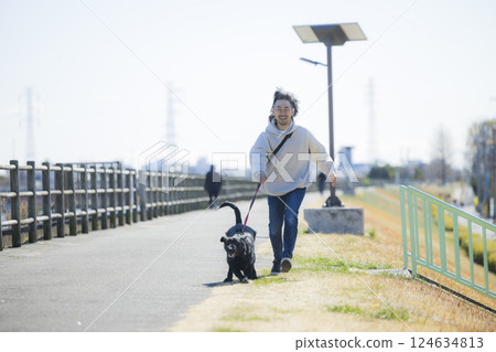 遛狗的男人 124634813