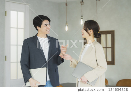 Men and women working in the office Men and women working in the office 124634828