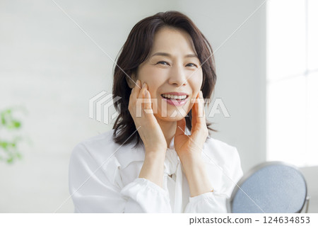 A middle woman watching a mirror 124634853