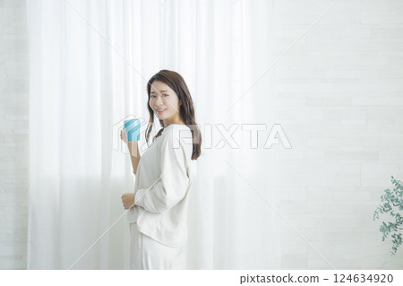 一個女人在一個房間裡喝咖啡 一個女人在一個房間裡喝咖啡 124634920