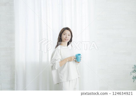 一個女人在一個房間裡喝咖啡 124634921