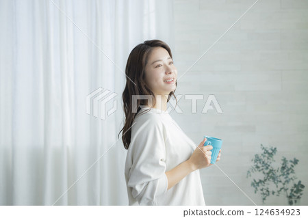 一個女人在一個房間裡喝咖啡 124634923