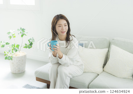 一個女人在一個房間裡喝咖啡 124634924