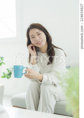 一個女人在一個房間裡喝咖啡 一個女人在一個房間裡喝咖啡 124634927