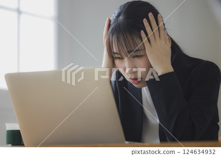 Business woman holding a head 124634932