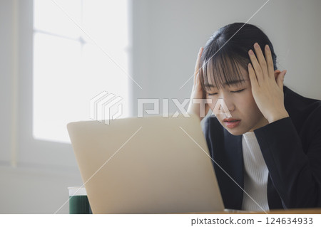 Business woman holding a head Business woman holding a head 124634933
