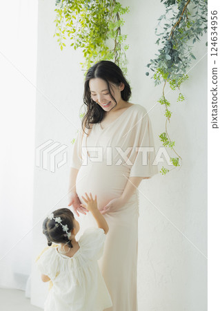 Pregnant woman maternity photo 124634956